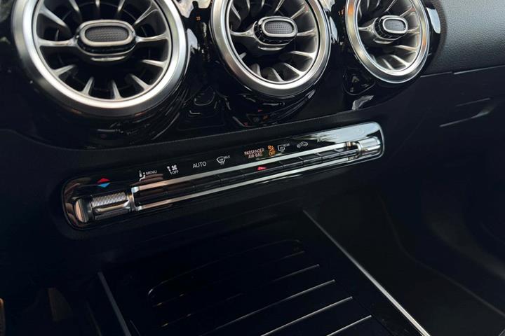 Sort Mercedes EQA250 fra 2022