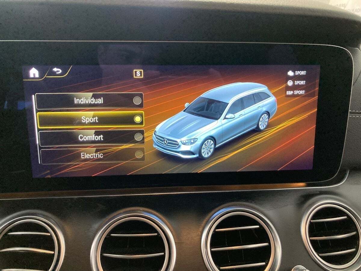 Sort Mercedes E300 de fra 2022