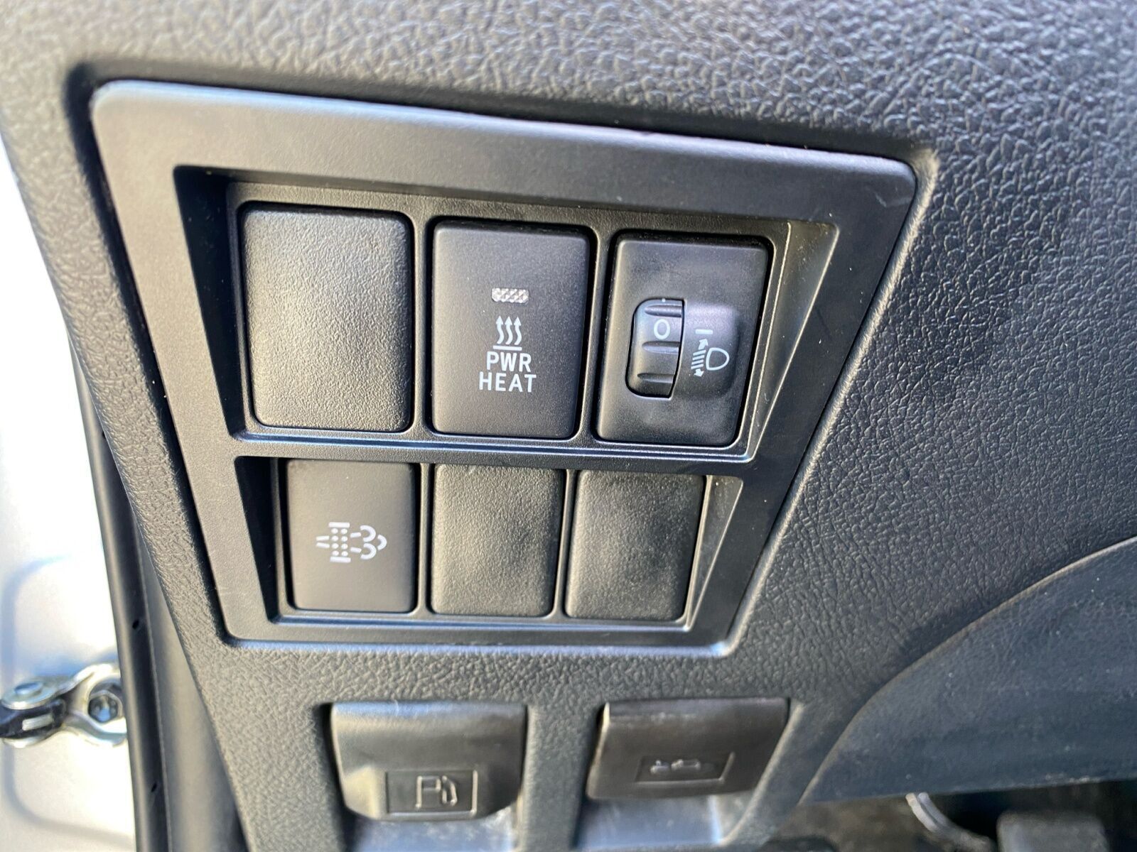 Grå Toyota HiLux fra 2021 set indefra