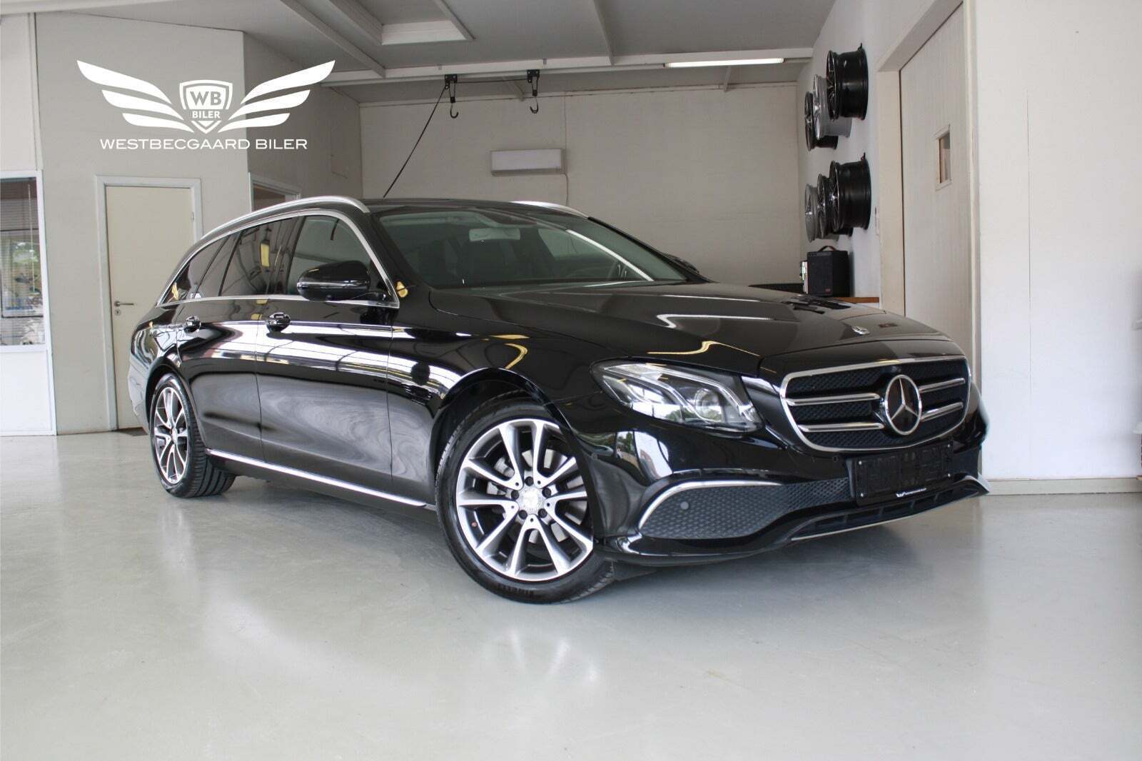 Sort Mercedes E220 d fra 2019 set udefra