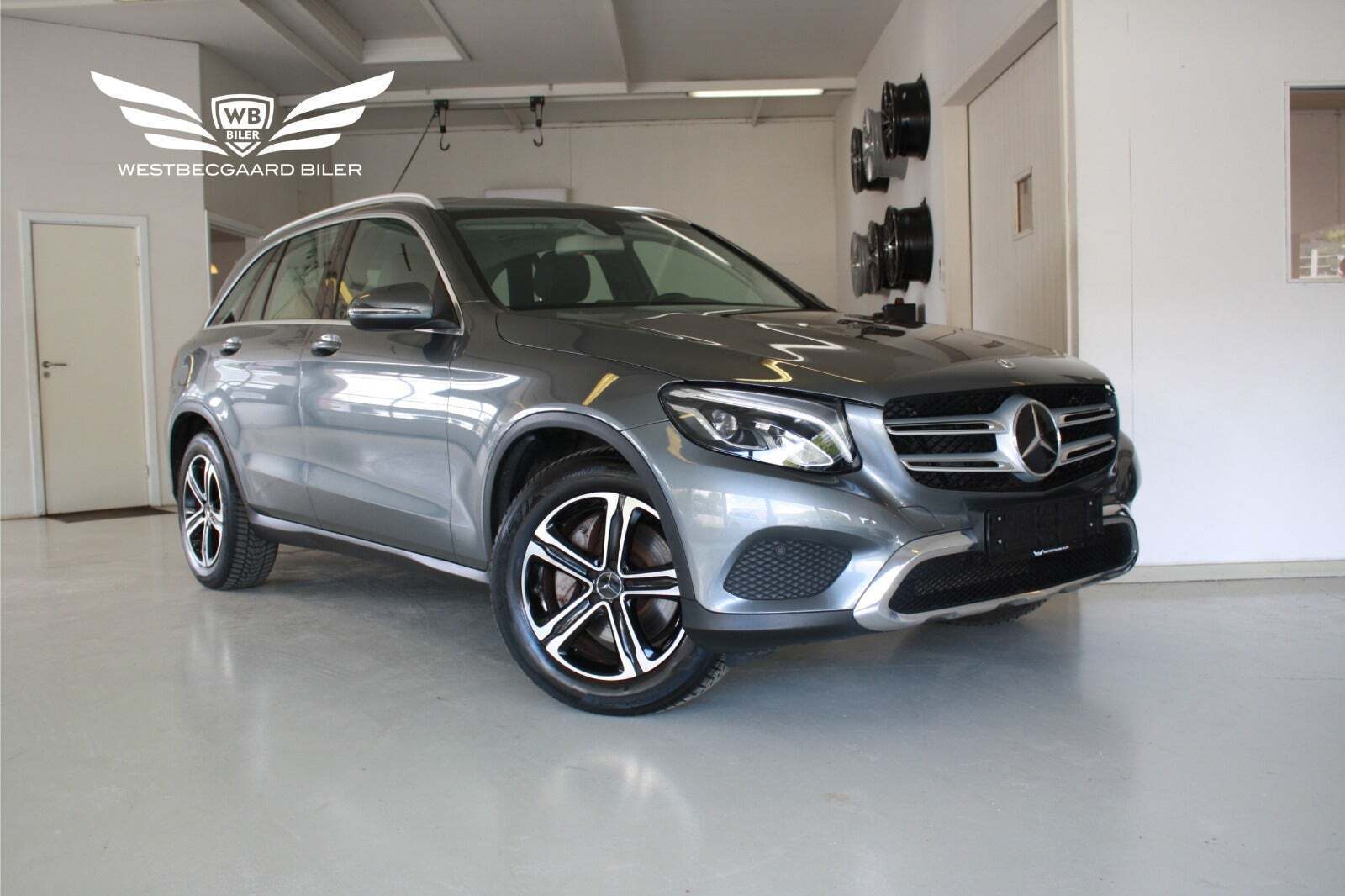 Grå Mercedes GLC220 d fra 2017 set udefra