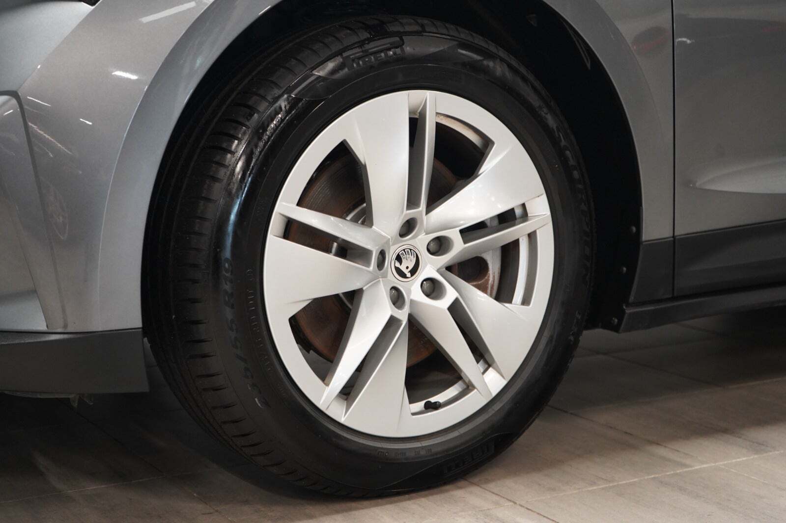 Grå Skoda Enyaq fra 2023