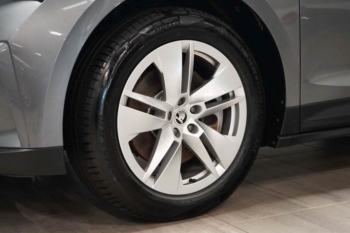 Grå Skoda Enyaq fra 2023