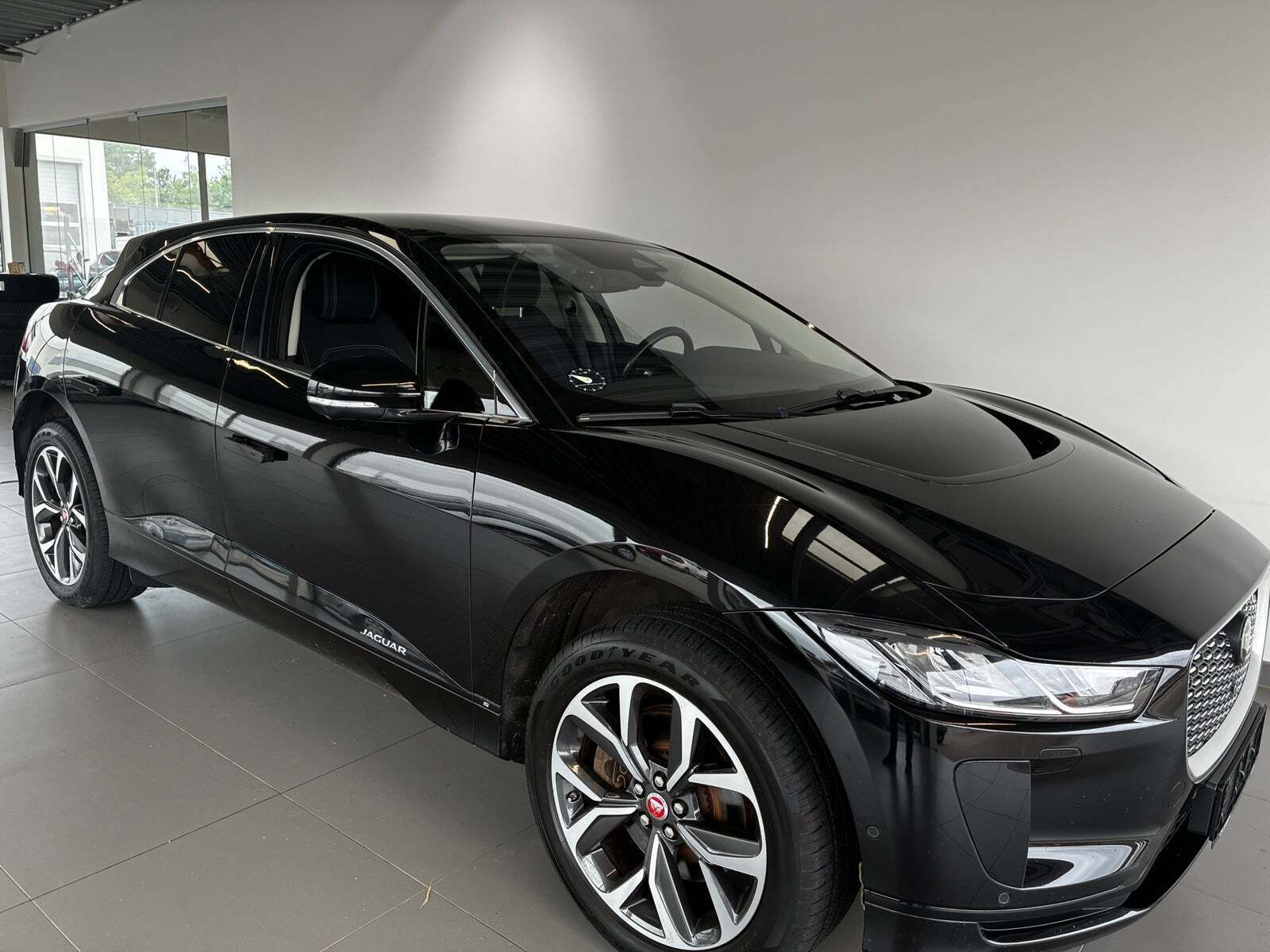 Sort Jaguar I-Pace fra 2020 set udefra