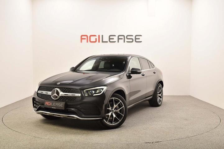 Grå Mercedes GLC300 e fra 2020 set udefra