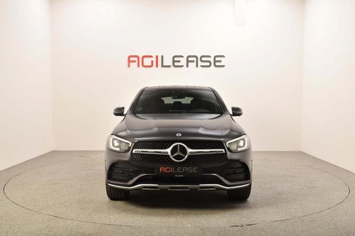 Grå Mercedes GLC300 e fra 2020 set udefra
