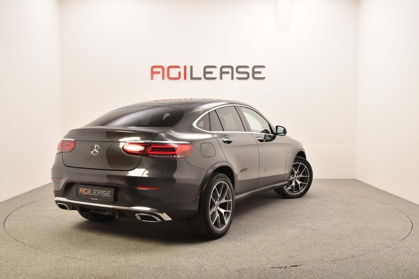 Grå Mercedes GLC300 e fra 2020
