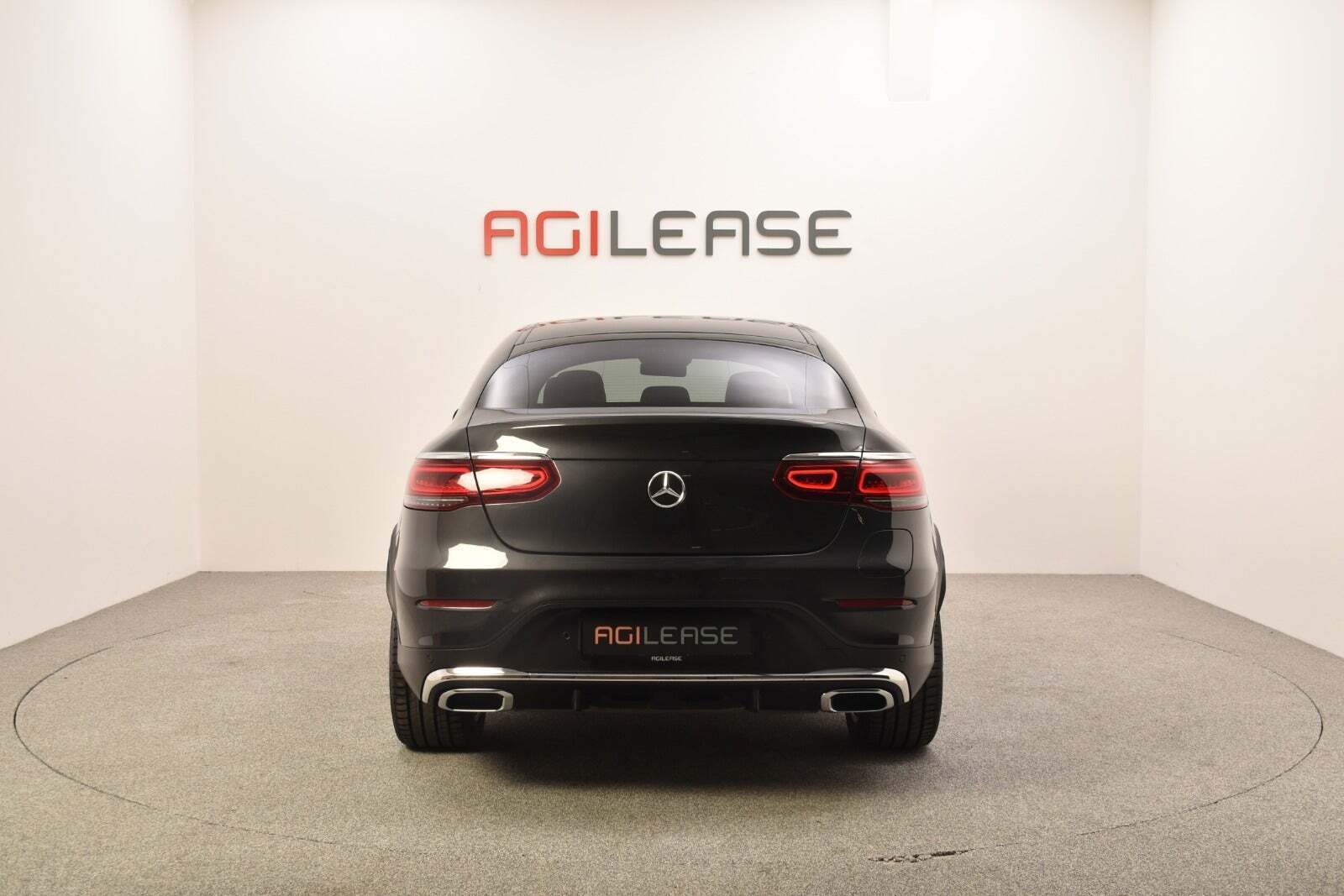Grå Mercedes GLC300 e fra 2020 set udefra