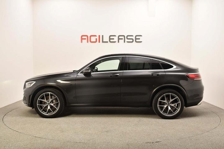 Grå Mercedes GLC300 e fra 2020