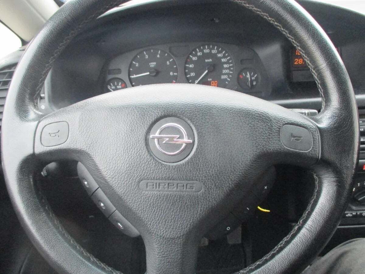 Grøn Opel Zafira fra 1999