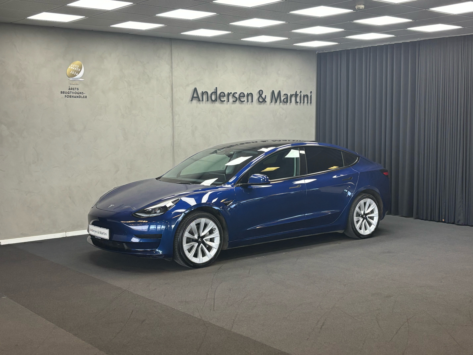 Blå Tesla Model 3 fra 2022