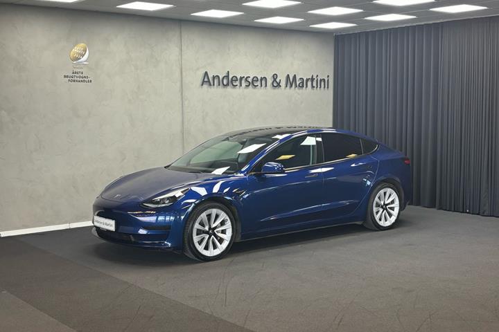 Blå Tesla Model 3 fra 2022