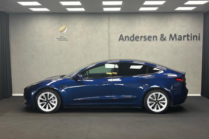Blå Tesla Model 3 fra 2022
