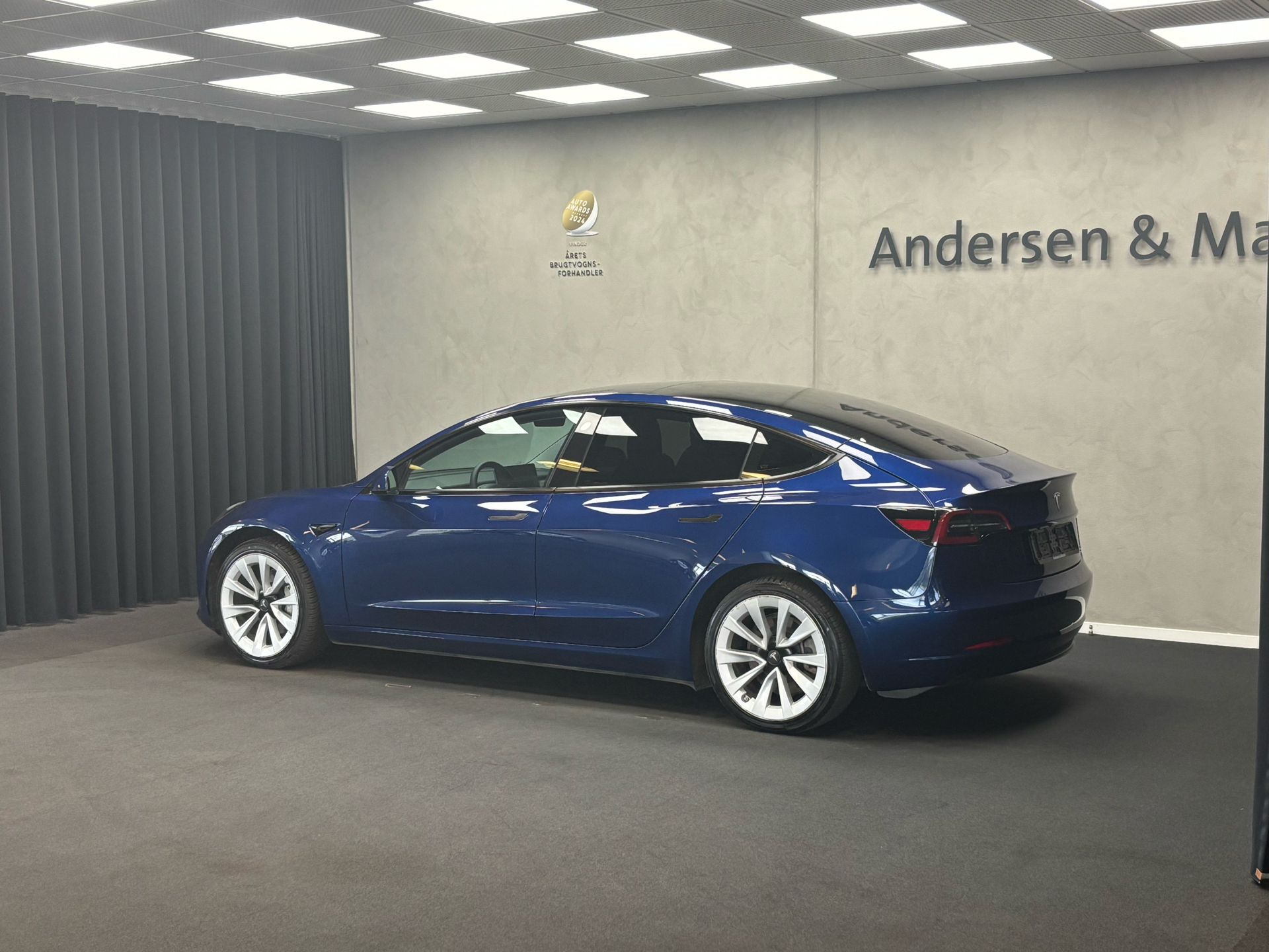 Blå Tesla Model 3 fra 2022