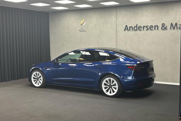 Blå Tesla Model 3 fra 2022