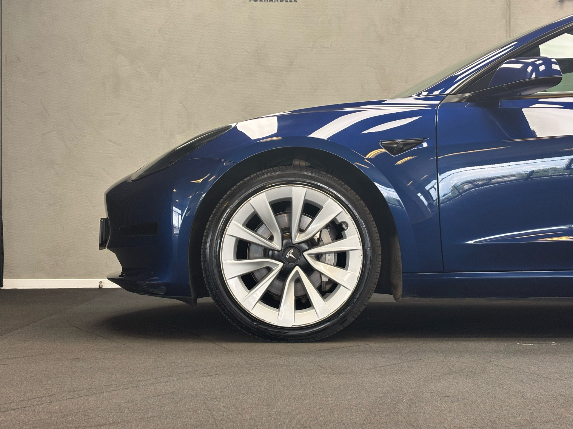 Blå Tesla Model 3 fra 2022