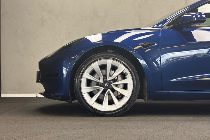 Blå Tesla Model 3 fra 2022