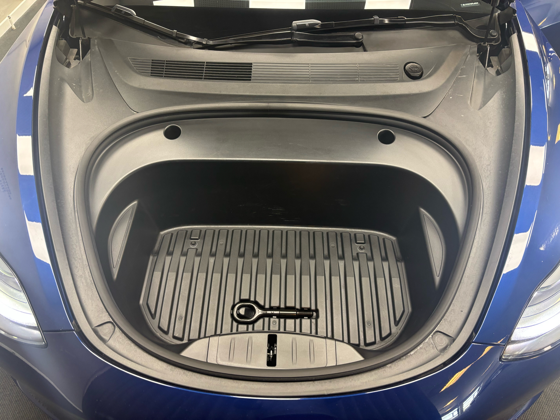 Blå Tesla Model 3 fra 2022