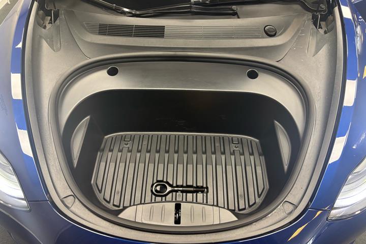 Blå Tesla Model 3 fra 2022