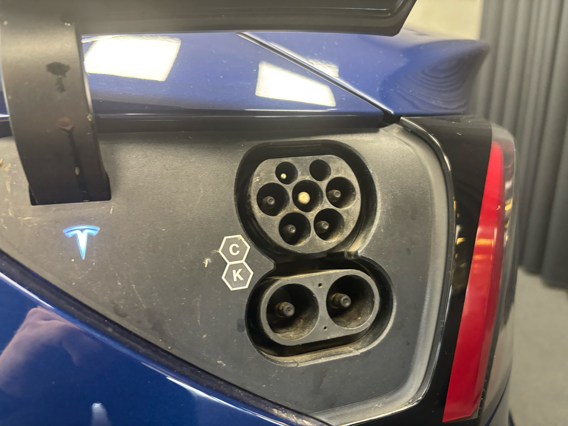 Blå Tesla Model 3 fra 2022