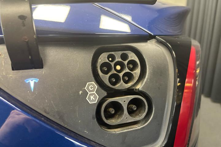 Blå Tesla Model 3 fra 2022