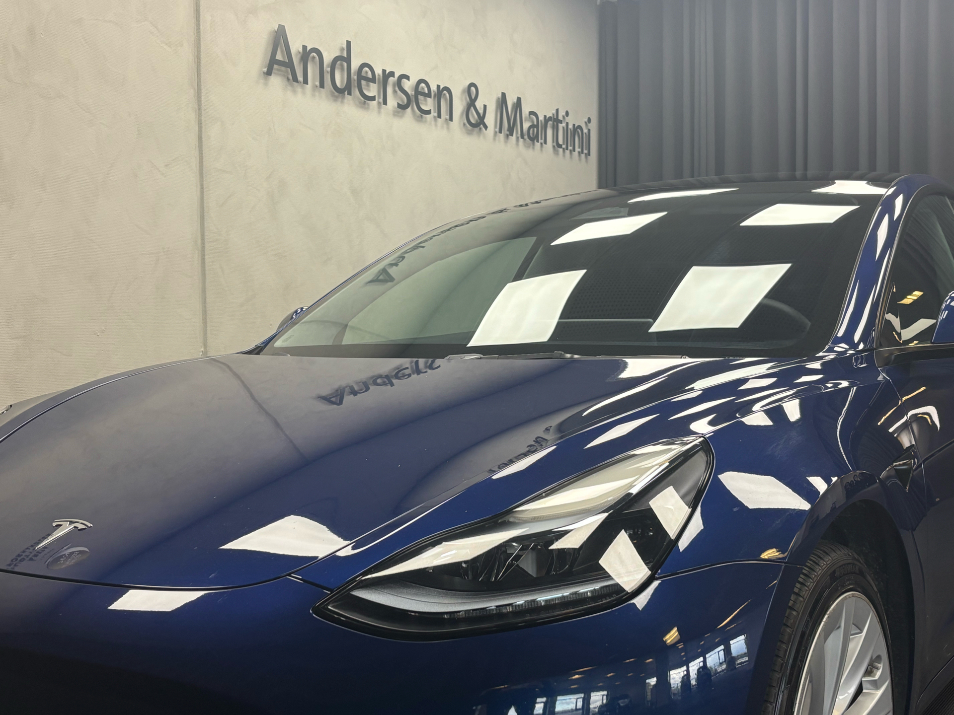 Blå Tesla Model 3 fra 2022