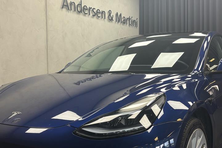 Blå Tesla Model 3 fra 2022