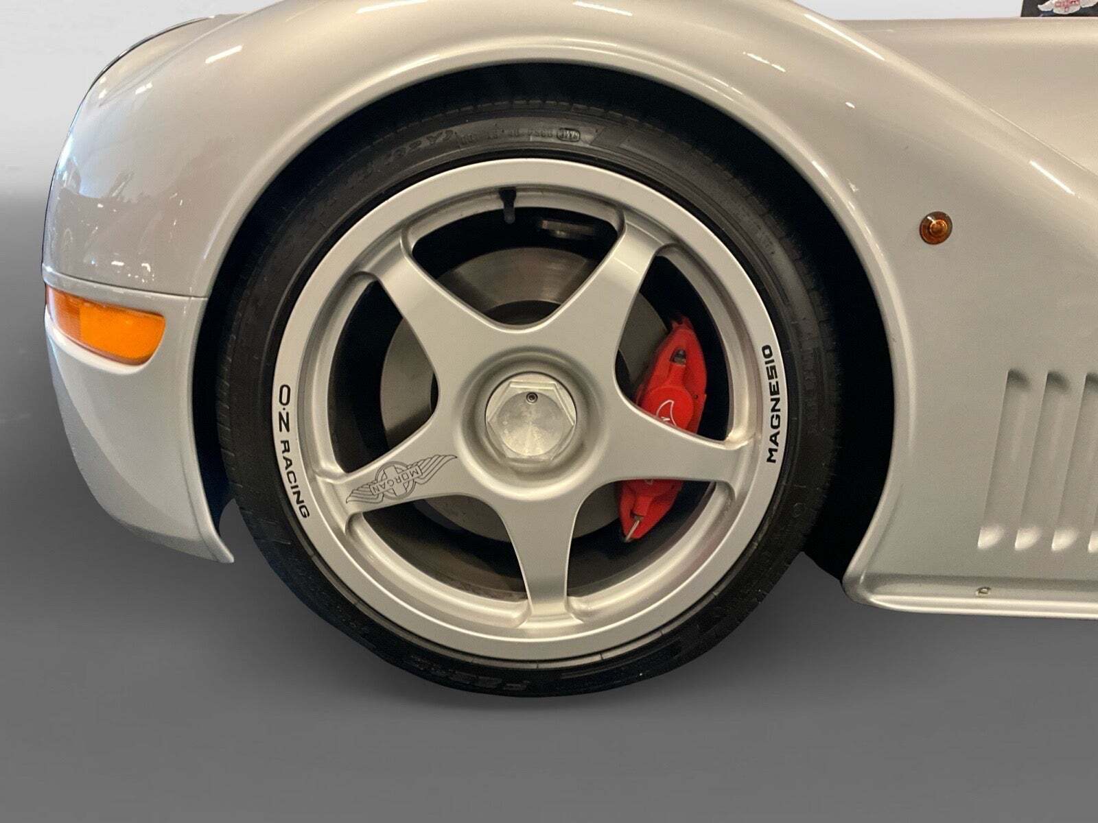 Sølv Morgan Aero 8 fra 2002 set udefra