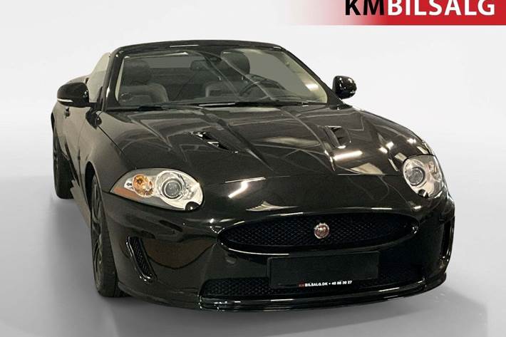 Sort Jaguar XKR fra 2011 set udefra
