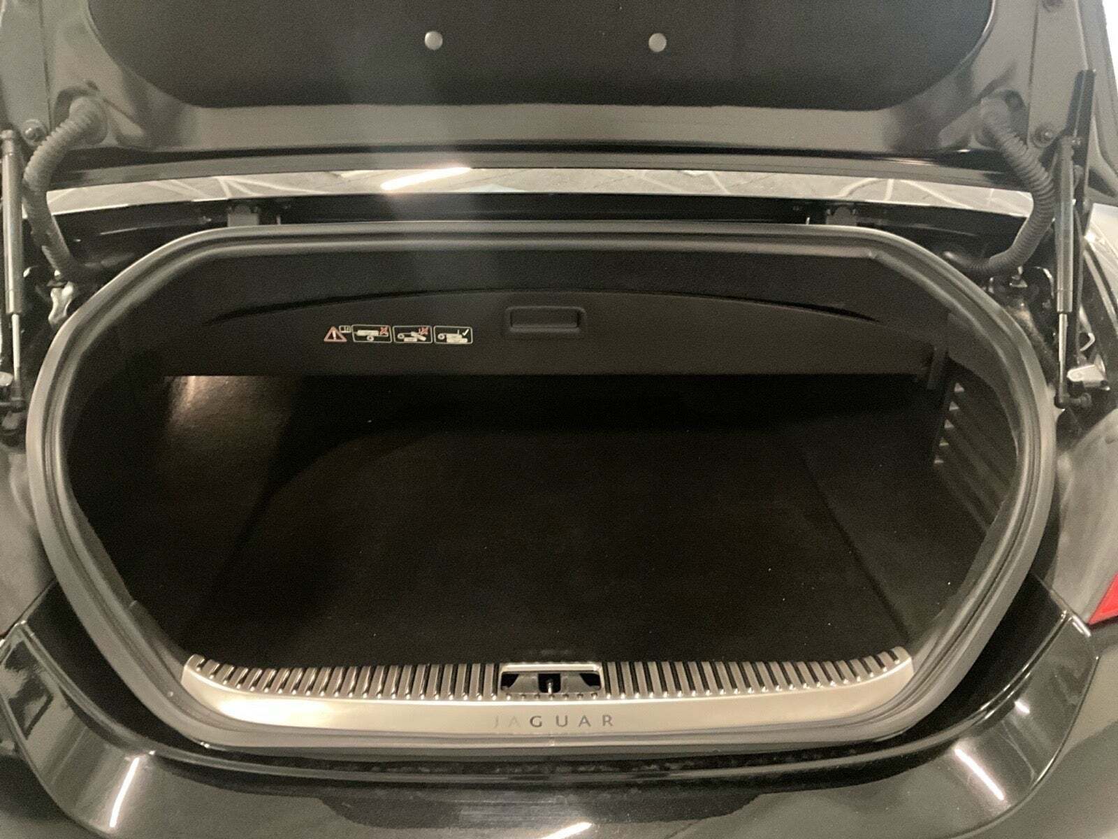 Sort Jaguar XKR fra 2011