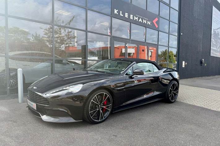 Sort Aston Martin Vanquish fra 2014 set udefra