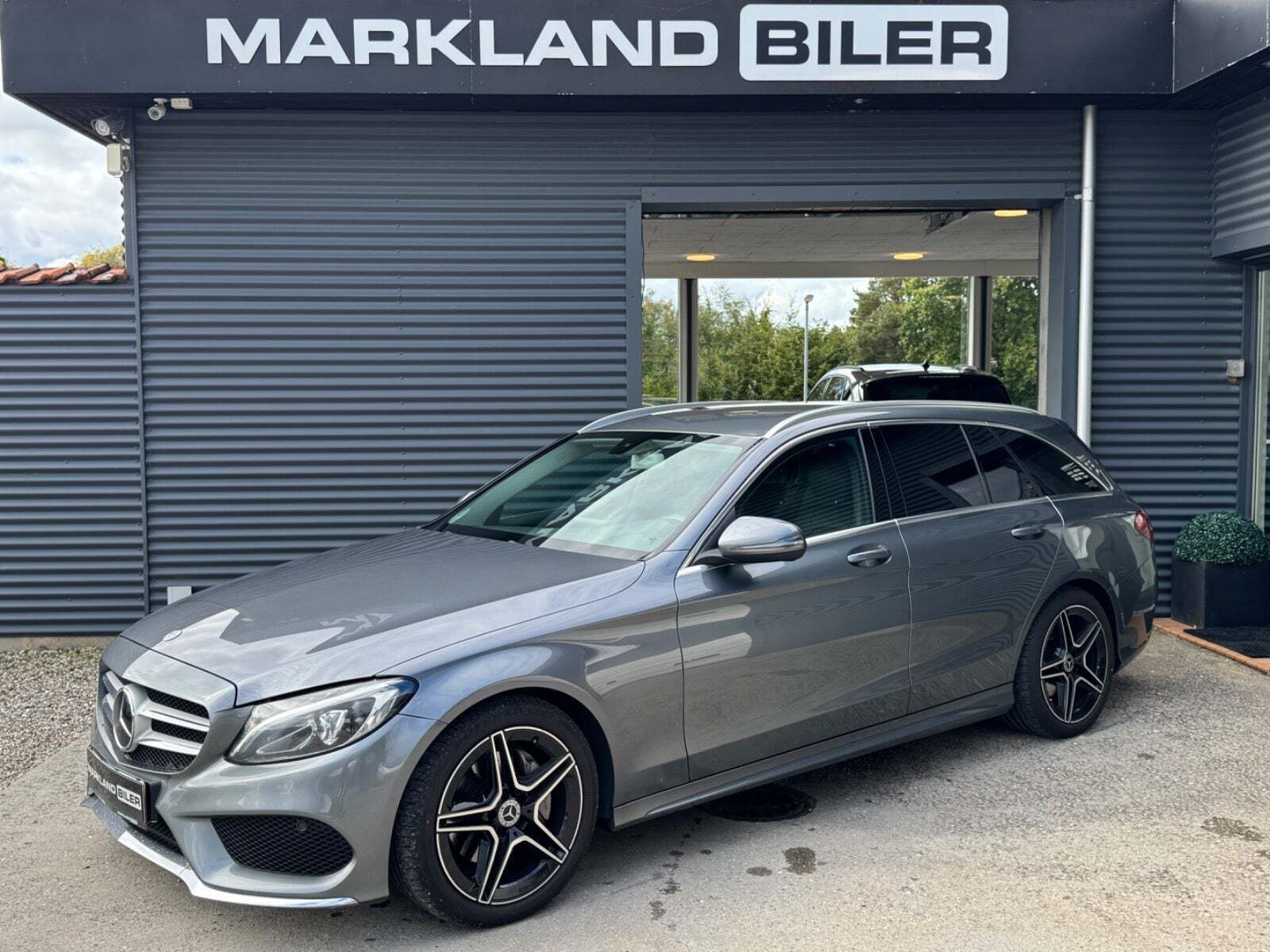 Grå Mercedes C220 d fra 2018 set udefra