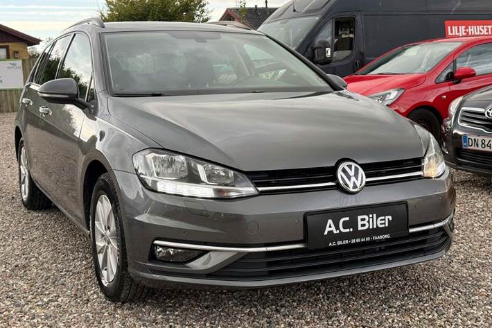 Grå VW Golf VII fra 2017 set udefra