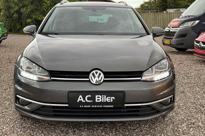 Grå VW Golf VII fra 2017