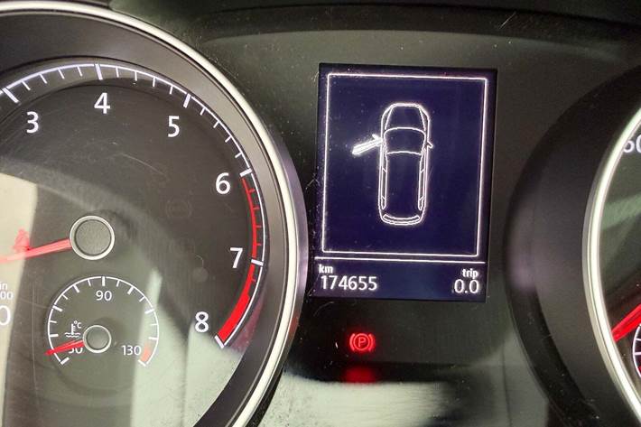 Grå VW Golf VII fra 2017