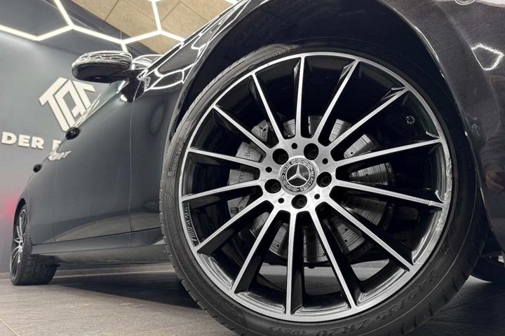 Sort Mercedes E350 d fra 2017 set udefra