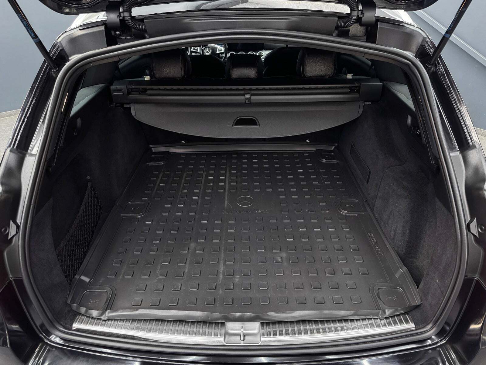 Sort Mercedes E350 d fra 2017 set udefra