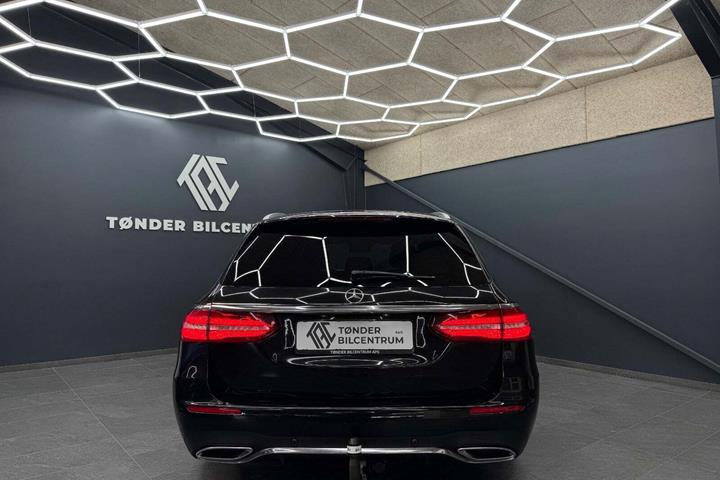 Sort Mercedes E350 d fra 2017 set udefra