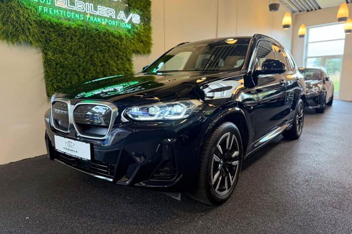 Blå BMW iX3 fra 2024 set udefra