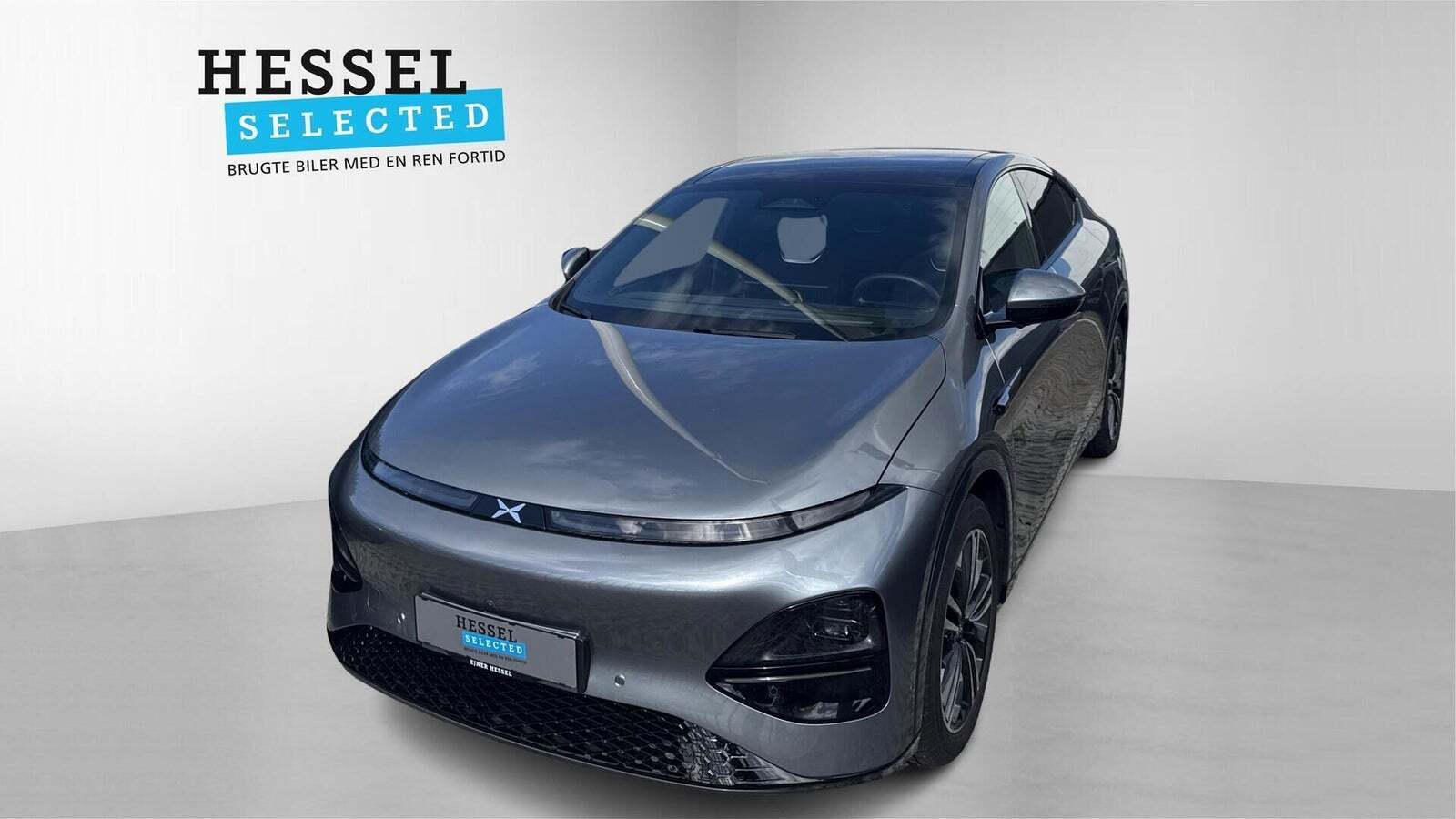 Grå Xpeng G6 fra 2024 set udefra