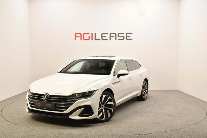 Hvid VW Arteon fra 2022 set udefra