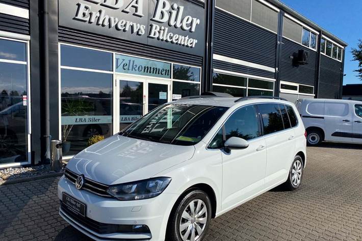 Hvid VW Touran fra 2018 set udefra