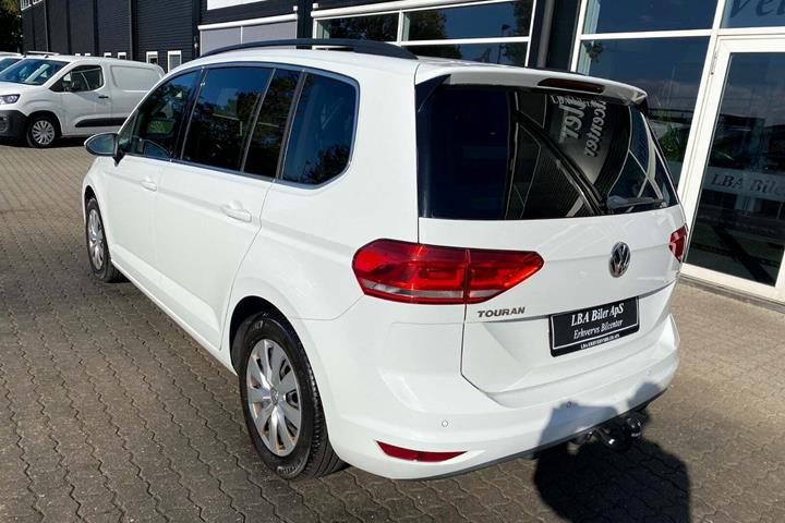 Hvid VW Touran fra 2018