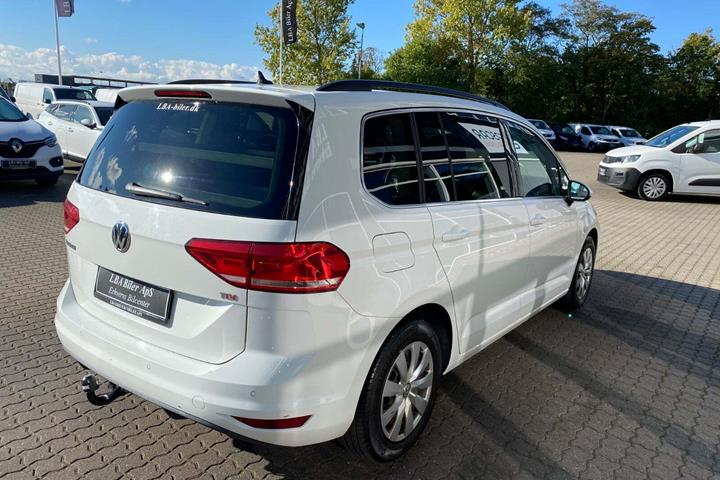 Hvid VW Touran fra 2018