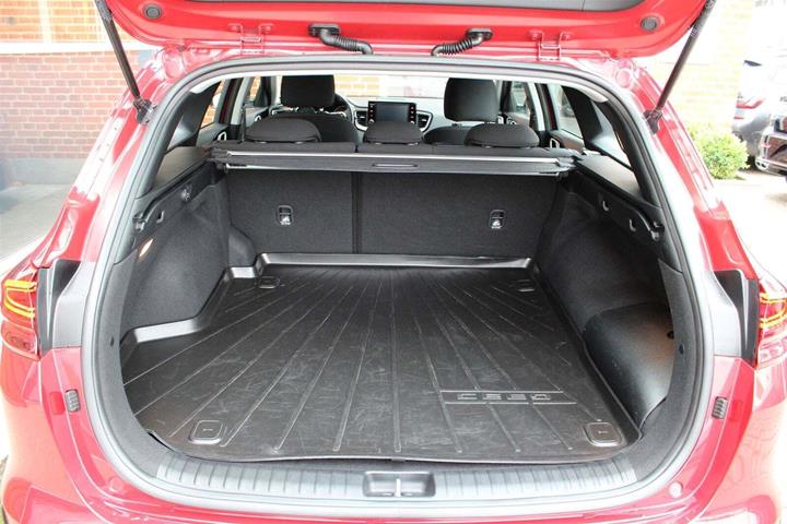 Rød Kia Ceed fra 2023