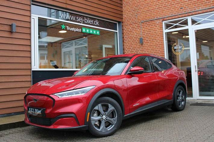 Rød Ford Mustang Mach-E fra 2021 set udefra