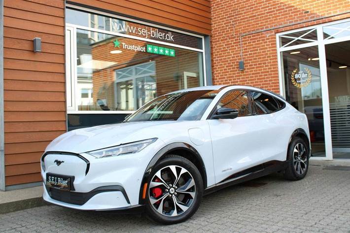 Hvid Ford Mustang Mach-E fra 2023 set udefra