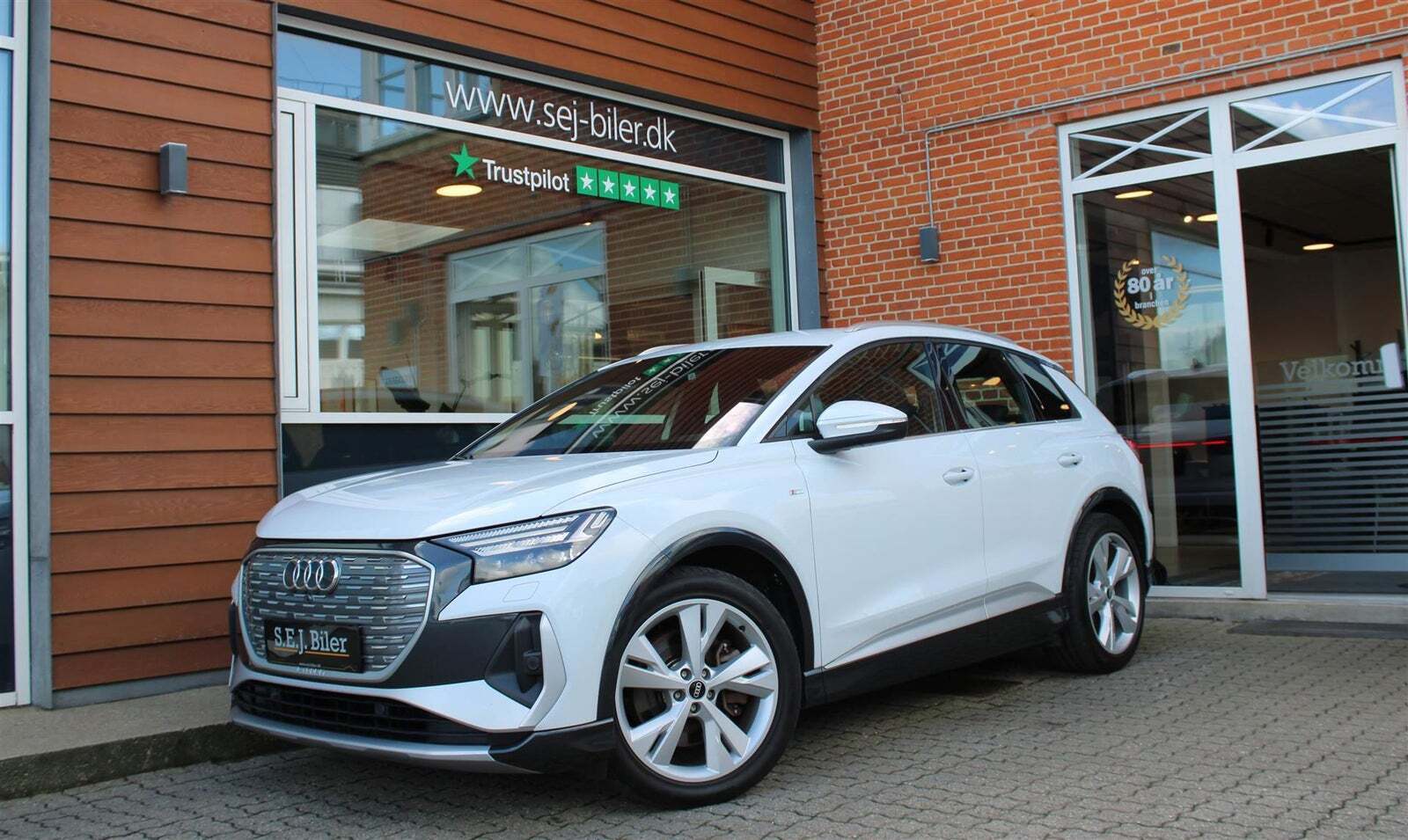 Hvid Audi Q4 e-tron fra 2022 set udefra