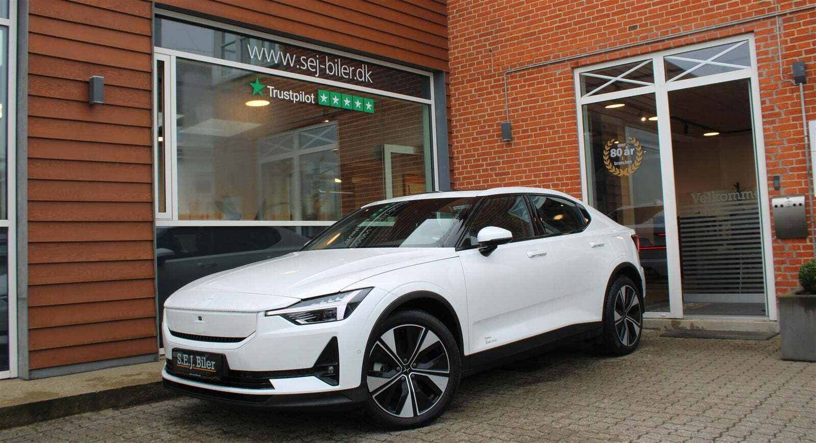 Hvid Polestar 2 fra 2024 set udefra