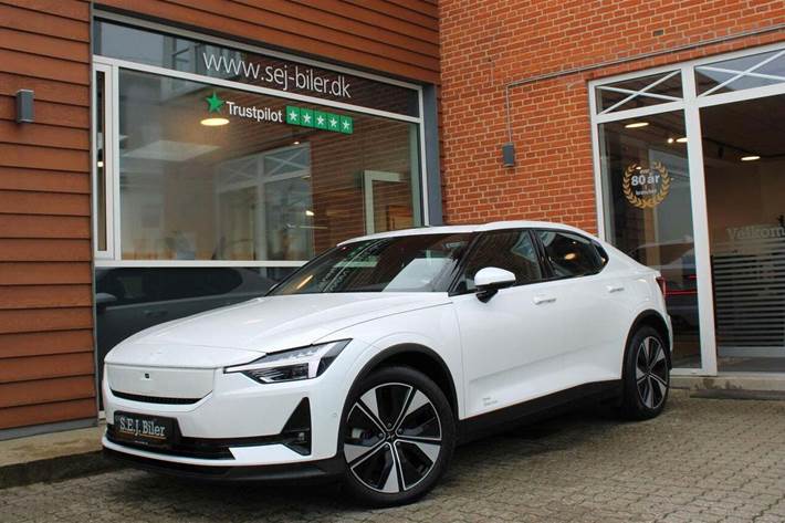 Hvid Polestar 2 fra 2024 set udefra